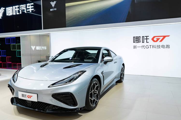 东莞200哪吒汽车在智能汽车领域的表现，领途汽车在新能源汽车市场中的影响力